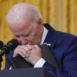 Joe Biden maintient la poursuite des évacuations d'Afghanistan malgré l'attaque à Kaboul.